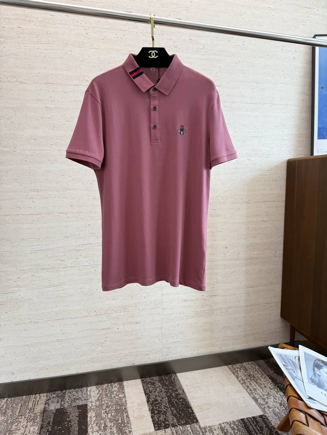 Gu25S Spring/Summer Men's Polo Shirt. The iconic logo on the chest creates a ver