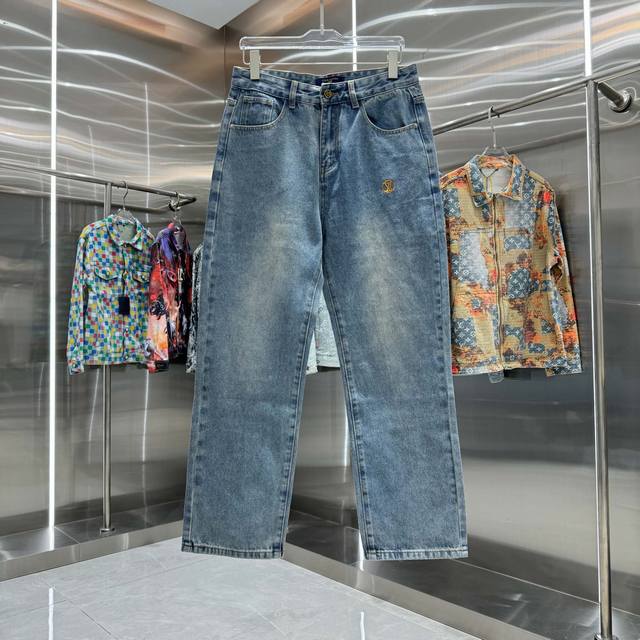 D Lv Louis 25 new jeans with embroidered lettering on the back pocket and a colo