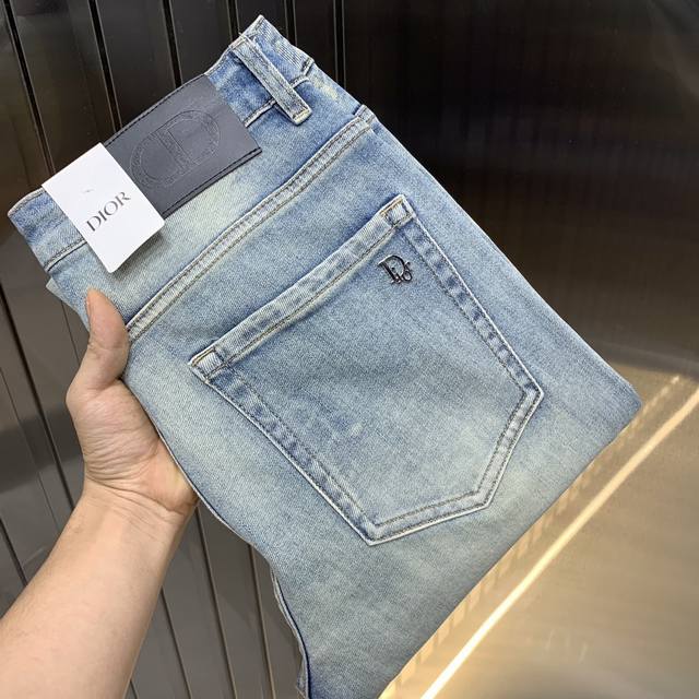 Dior 2025 new men's jeans feature stretchy fabric. Exclusively available on the