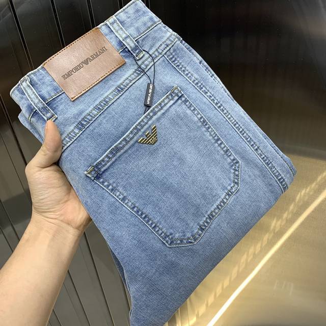 Armani 2025 new men's jeans with excellent stretch fabric. Exclusively available
