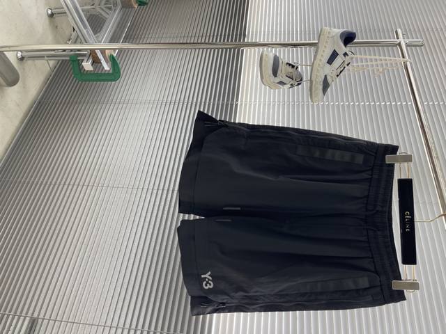 Y-3 Yamamoto's new summer Y3 casual shorts. Made from high-end custom fabric, br