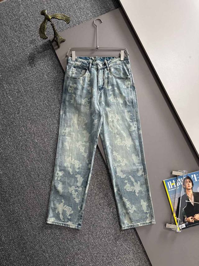 Givenchy 2025 loose-fitting straight-leg jeans, a trendy and luxurious style for