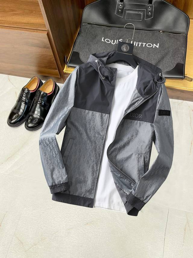 Dior's new spring 2025 jacket, a perfect look from the runway, comfortable and w