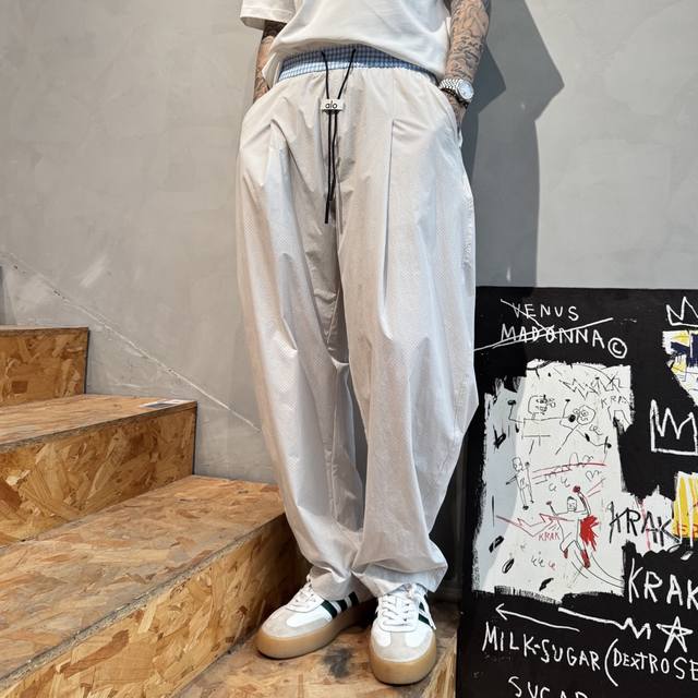 Alo's new casual trousers are made from high-quality cotton. They're sure to tur