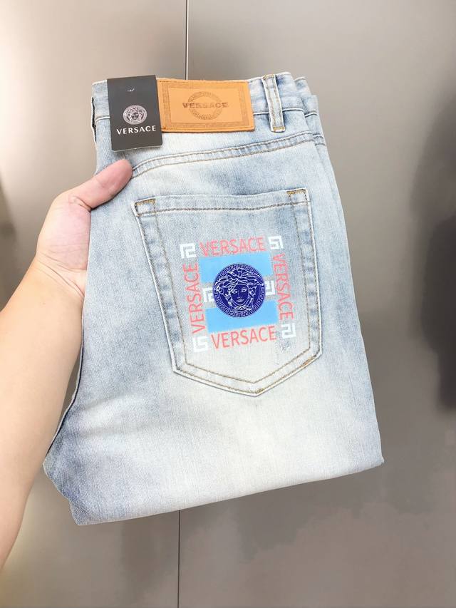 V*Rsace Versace 2025 Spring/Summer new men's slim-fit skinny jeans. This is a si