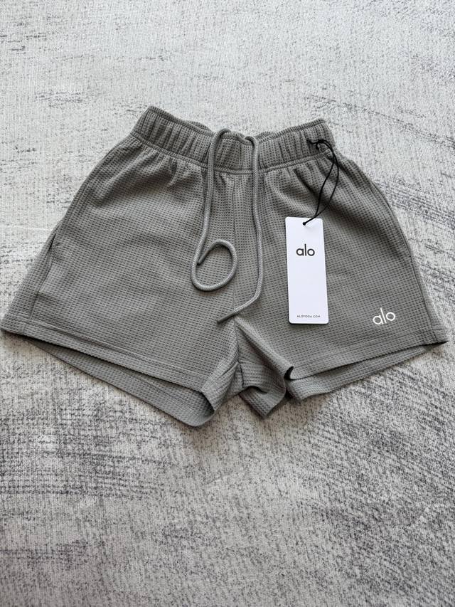 Sisters, take a look at this pair of Alo shorts! From the fabric to the details,