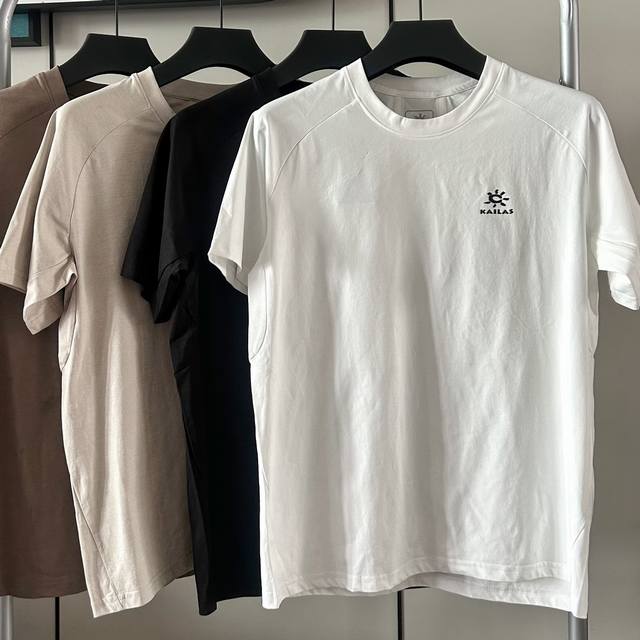 seamless, taped, quick-drying T-shirt with taped shoulder seams. Original fabric