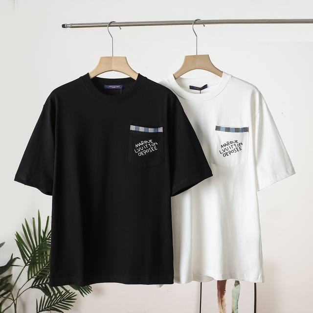 a top-tier replica Louis Vuitton. This simple yet trendy short-sleeved T-shirt f