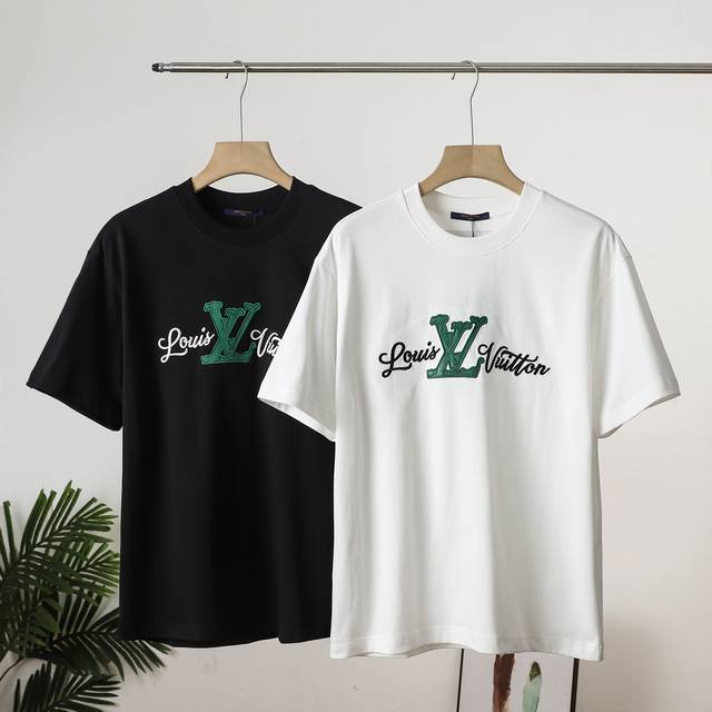a premium replica of the Louis Vuitton classic brand logo short-sleeved T-shirt.