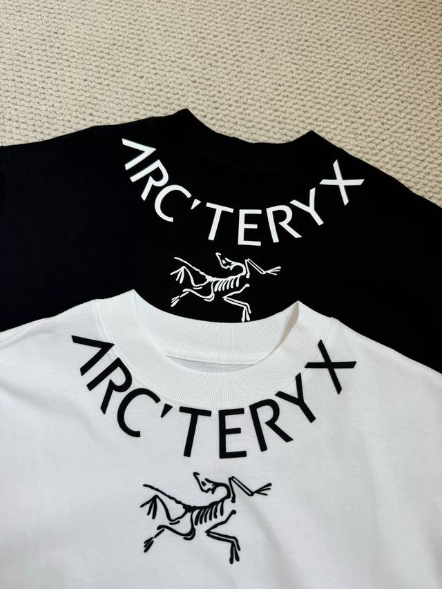 This Jijizhazha Tianshangfei T-shirt features a monogrammed neckline and a short