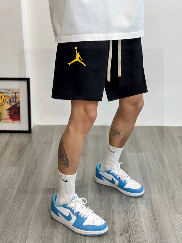 Jordan Aj counter synchronized flying man gold label letter basketball print cou