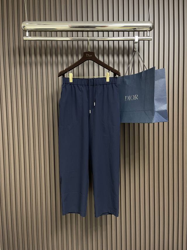 Moncler bubble-wrinkle shirt-style jacket and pants set, featuring a woven cotto