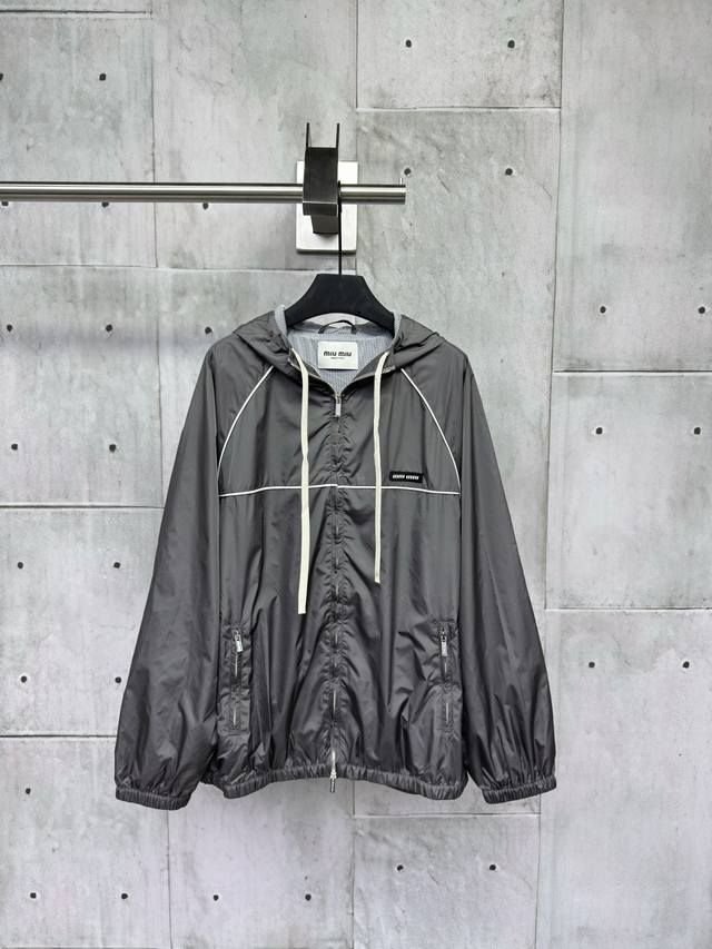 The Miumiu 2025Ss small checkered jacket features a custom jacquard fabric. The