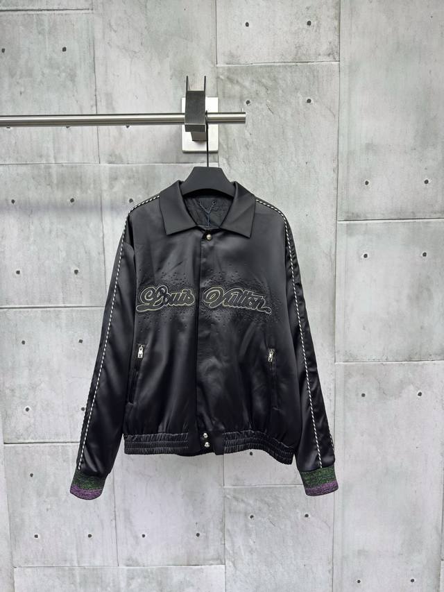 Louis Vuitton rhinestone silk jacket was originally purchased for 30,000 RMB. Th