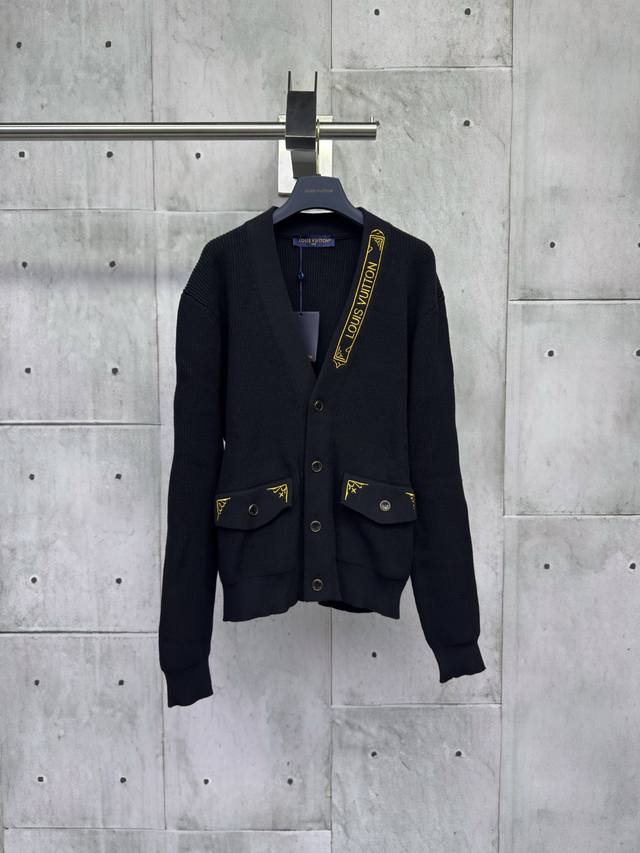 Louis Vuitton Gold Letter Embroidered Cardigan Process Description: The yarn is