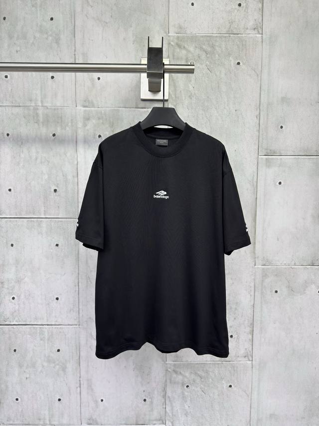 Balenciaga ski embroidered short sleeves. Craftsmanship: Made of 100% custom-wov