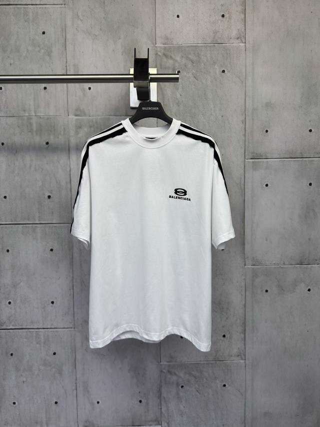 Balenciaga's round-neck short-sleeved embroidered ribbon is made of 24S double-y