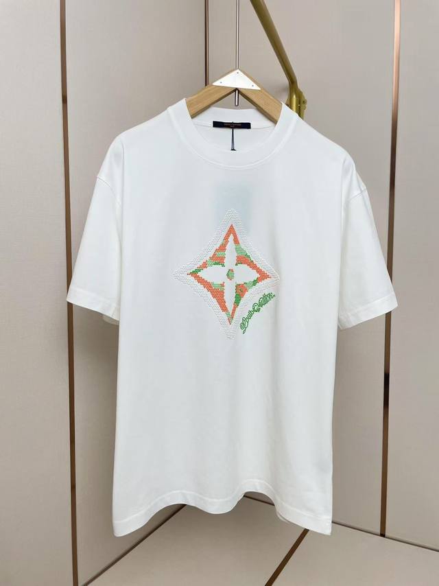 Lv2025 new four-leaf clover hot-bead T-shirt. The logo is made entirely of small