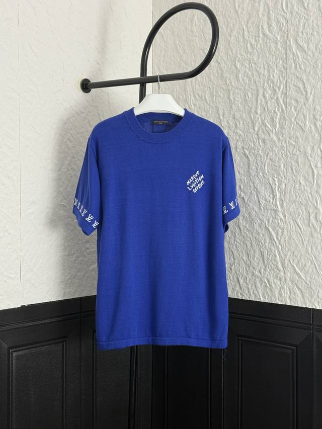 Lv Louis Vuitton's new round-neck woolen short-sleeve with monogrammed sleeves.