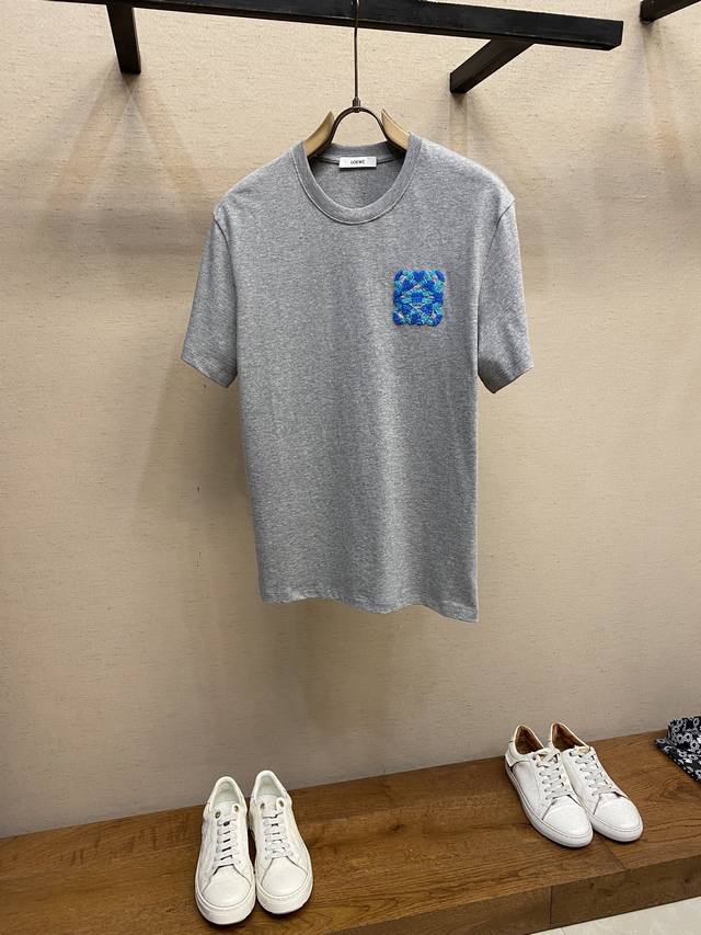 Loewe's classic three-color embroidered short-sleeved T-shirt is a summer staple