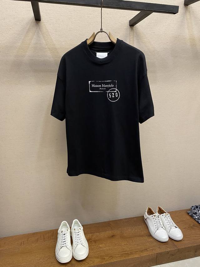 Mm6 Margiela simple black casual short-sleeved T-shirt for men and women. Regula