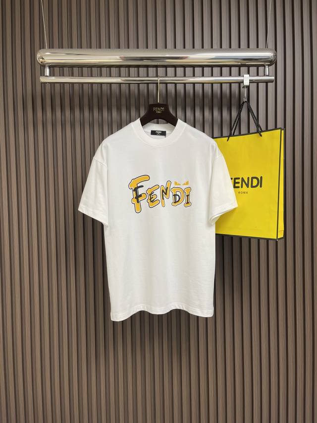 Fendi logo-printed round-neck short-sleeved T-shirt! Made from custom-made fabri