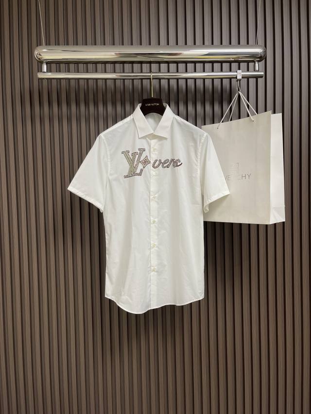 Lv sequined lettered short-sleeved shirt is made from 100% combed cotton. The fa