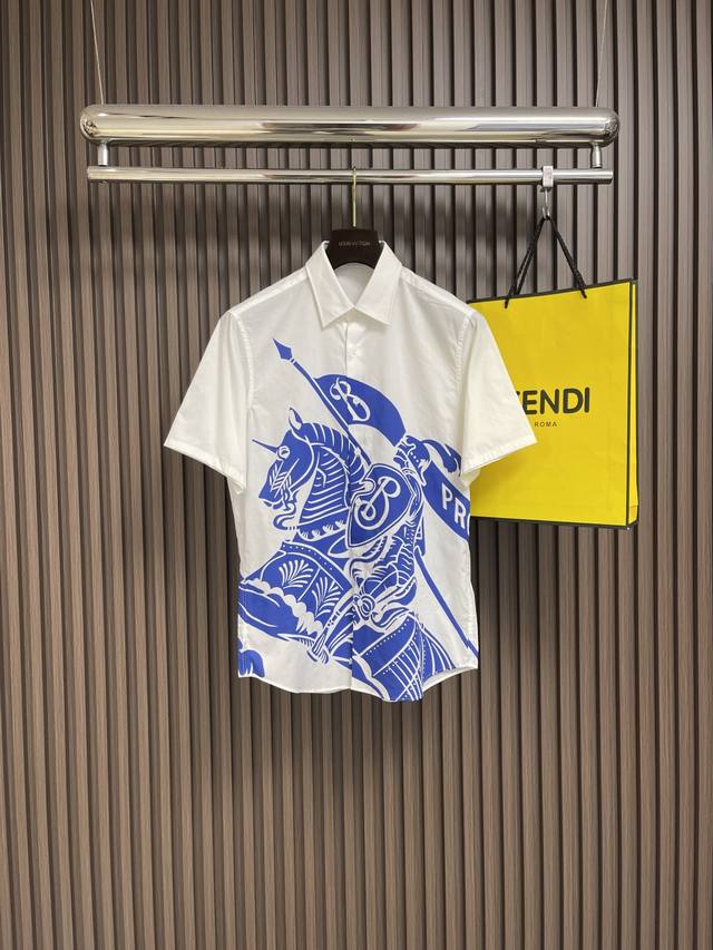 Burberry short-sleeved shirt with a horseman's flag design and a curved hem for