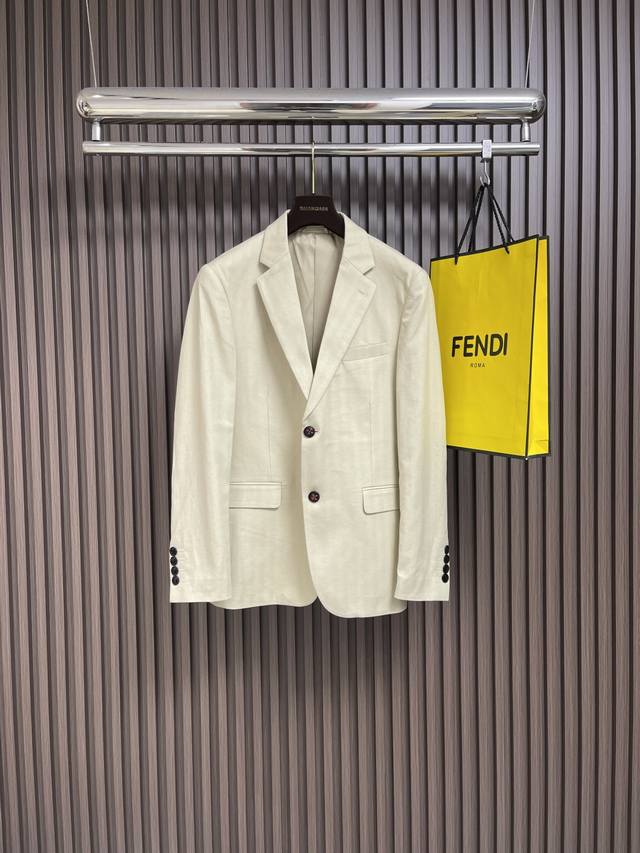 Kiton's new summer 2025Ss blazer is meticulously crafted from twill fabric, crea