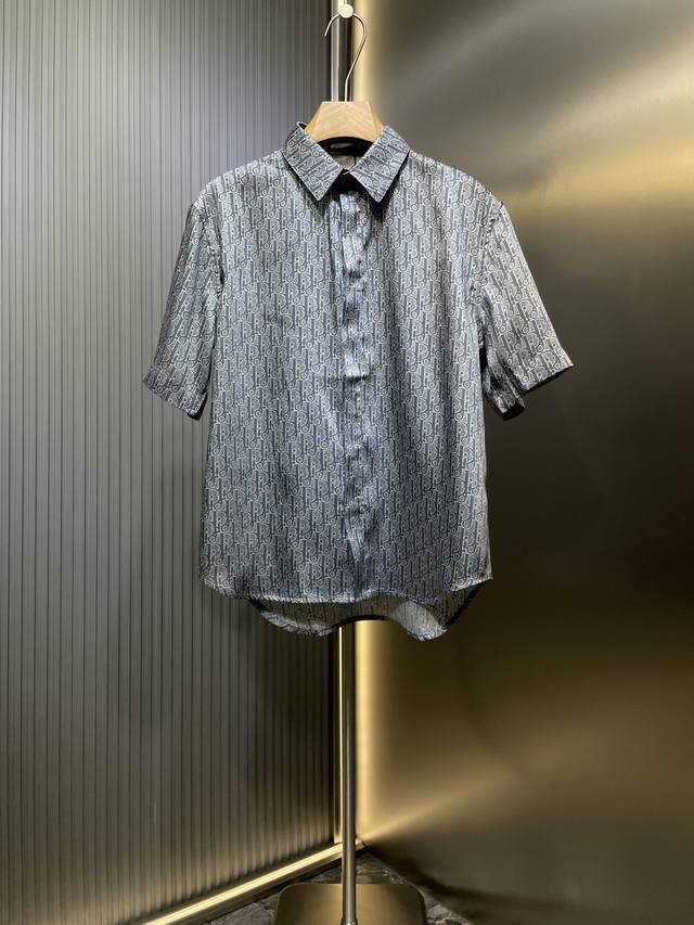 Dior's premium silk twill Oblique print. This light grey piece highlights the cl