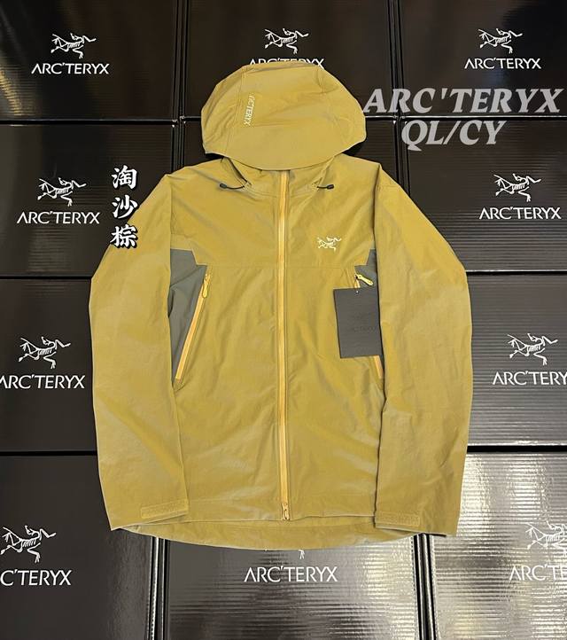 Style K20 Arc'teryx Serratus Hoody, a versatile softshell jacket with brand logo