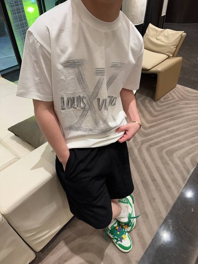Louis Vuitton logo hand-painted short-sleeved T-shirt. Made of Ice Silk Solona f
