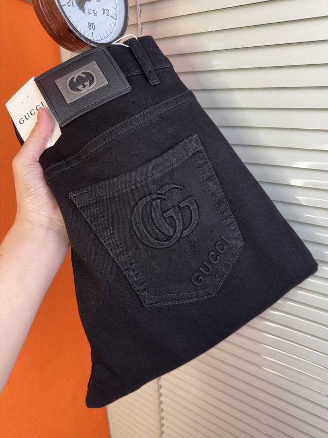 Classic men's jeans made from Gucci's classic cotton denim fabric. The slim-fitt