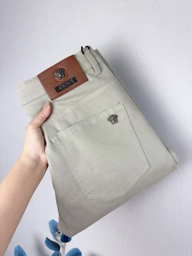 Versace 2025 high-fashion casual pants. Made from stretchy, ultra-soft, and comf