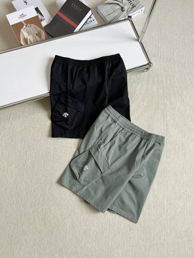 Descente Men's Comfortable Breathable Woven Work Shorts for Commuters and Cyclis