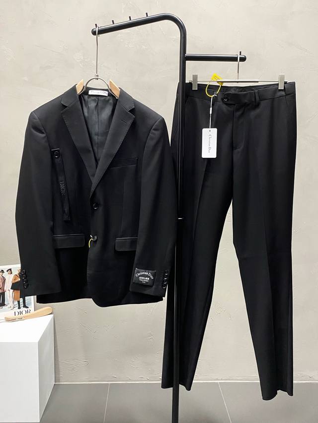 Single-breasted jacket and trousers. Dior's new spring/autumn suit, a simple cas