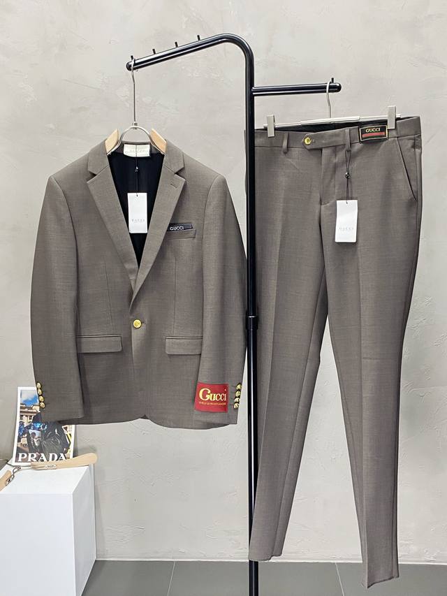 suit. This is a new Gucci spring/autumn suit. This simple, casual blazer is made