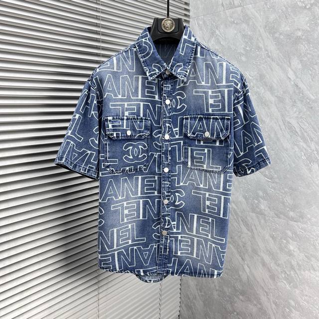 Chanel's short-sleeved shirt-style denim jacket is made of imported denim fabric