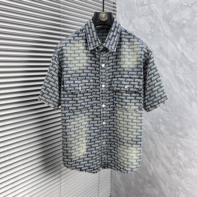 Miu short-sleeved shirt-style denim jacket is made from imported denim fabric wi