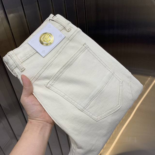Versa 2025 new men's jeans are made of comfortable, stretchy fabric. Exclusively