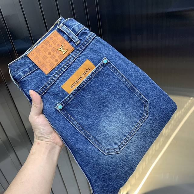 Lv 2025 new men's jeans are made of comfortable, stretchy fabric. Exclusively av