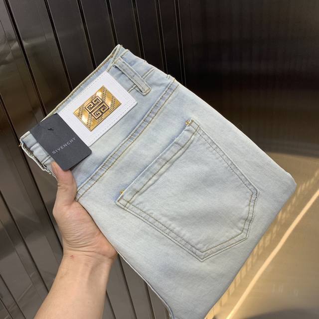 Givench's 2025 new men's jeans are made of comfortable, stretchy fabric. Exclusi