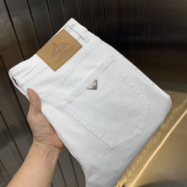 Prad's 2025 new men's jeans are made of comfortable, stretchy fabric. Exclusivel