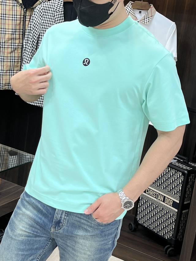 features Gucci's exclusive new spring 2025 men's casual short-sleeved T-shirt. T