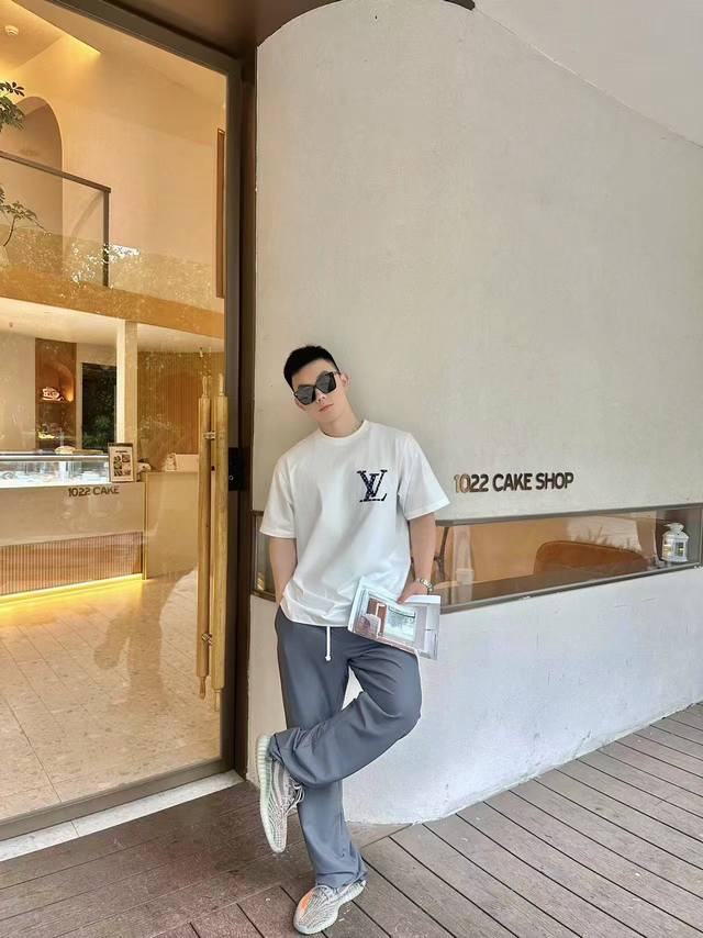 Lv denim monogram white short-sleeved T-shirt, a collision of classic and fashio