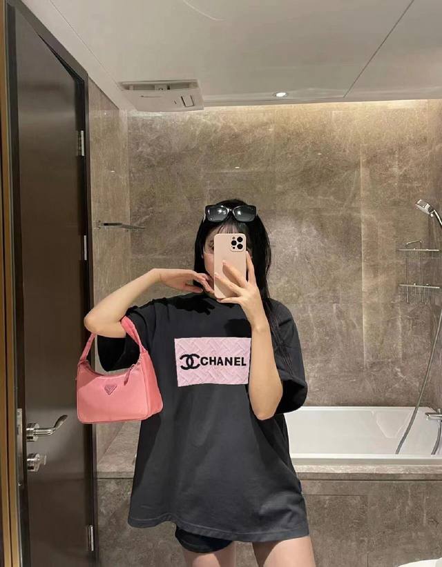 Chanel grey and pink logo couple's versatile short-sleeved T-shirt Chanel's new