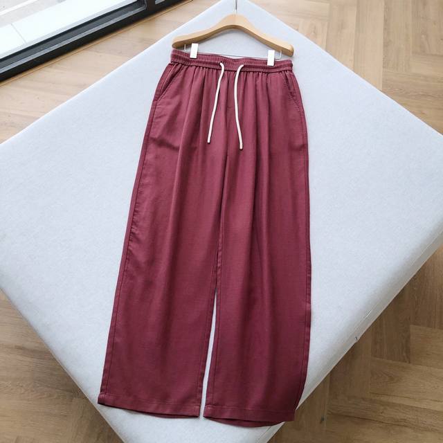 A summer must-have! Guc** burgundy linen pants, the breathable and sought-after