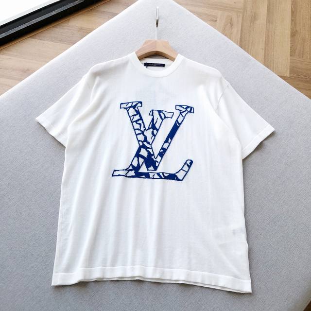 LV Ski Collection jacquard large V logo knit short-sleeved T-shirt. This jacquar