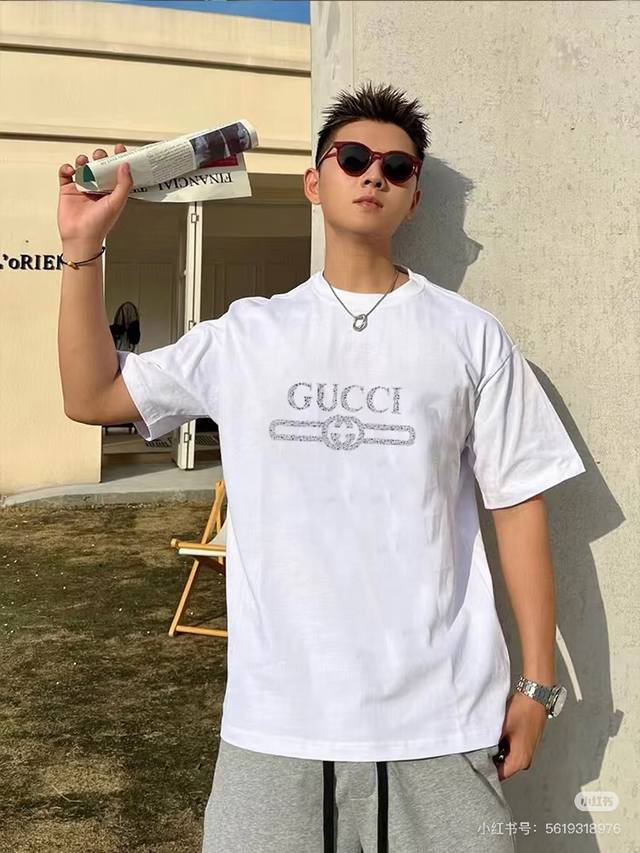 Gucc*'s new 25S round-neck T-shirt. Unisex style