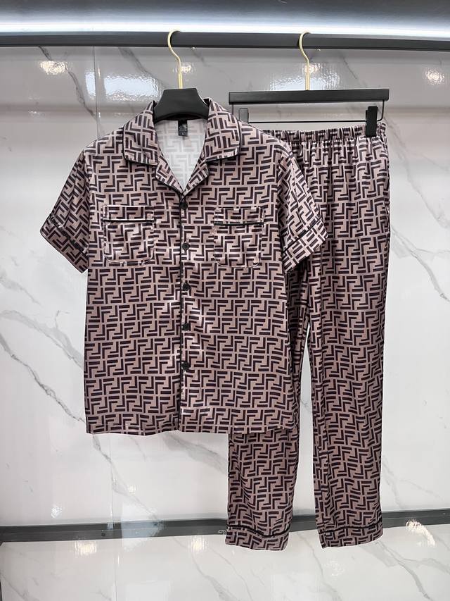 Fendi's high-end new couple's home wear, pajamas and leisure suits. Imported sil
